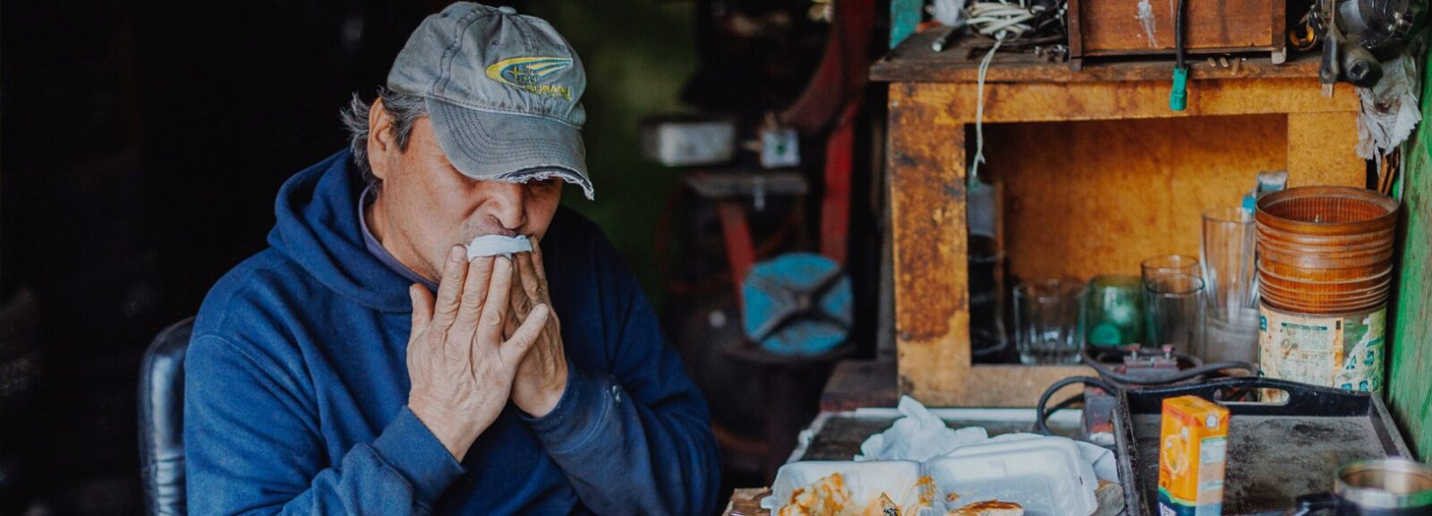 Trabajador durante su jornada de alimentación