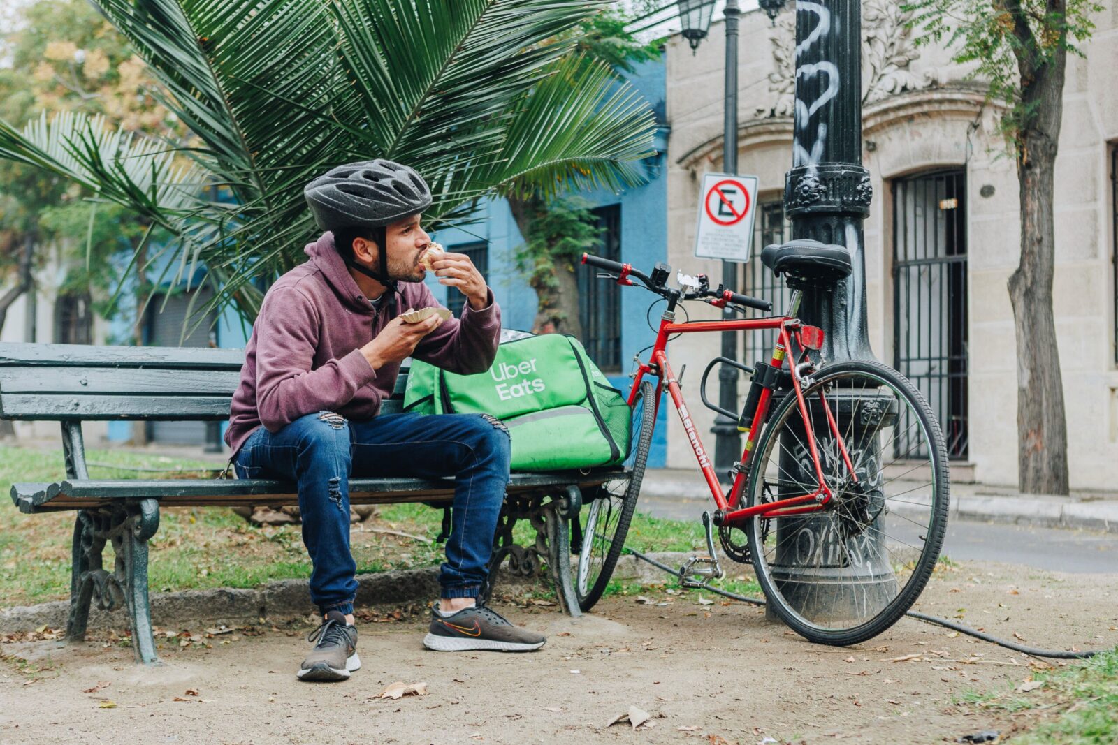 Trabajador realizando una pausa de alimentación